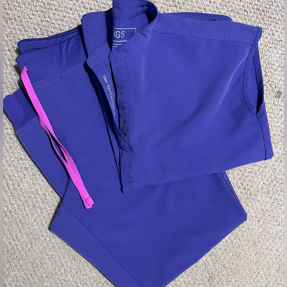 Figs scrubs, XS Rafaela top, L Zamora jogger bottoms. Color is amethyst.